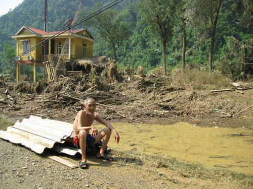 Người dân xã Tân Hoá giờ mới có thời gian nhìn lại cảnh vật hoang tàn do tàn phá của cơn lũ